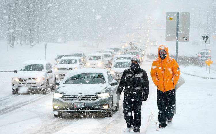 郑州天气雪纷纷，宝马车内欲断魂